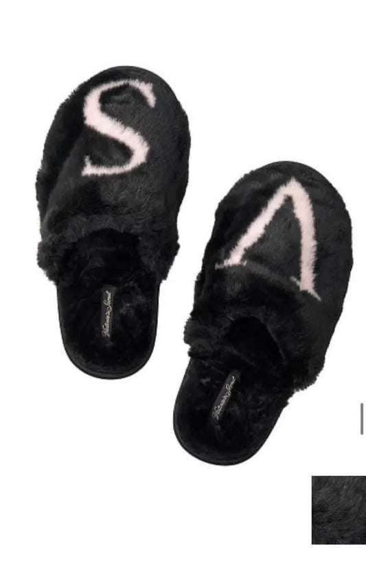 Pantuflas con piel sintética y puntera cerrada talla 36